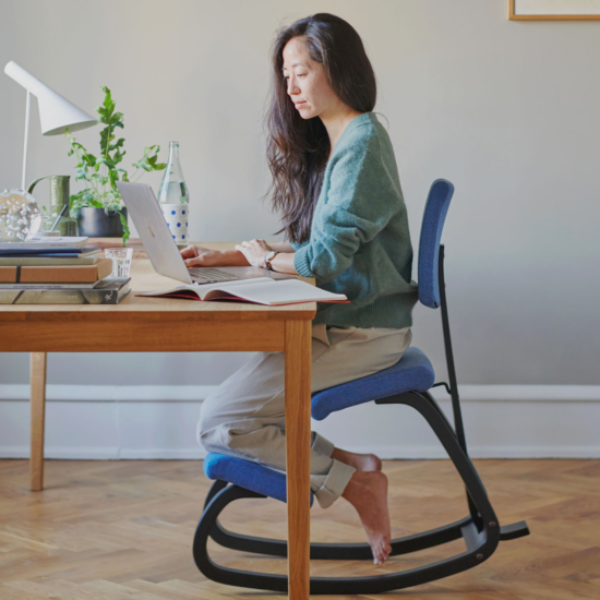 Sedia ergonomica con appoggio sulle ginocchia